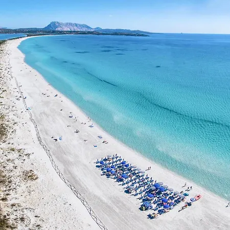 Aparthotel With Air Conditioning And Private Outdoor Area In The Center Of San Teodoro