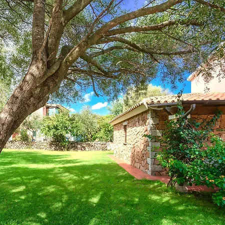 Aparthotel With Air Conditioning And Private Outdoor Area In The Center Of San Teodoro