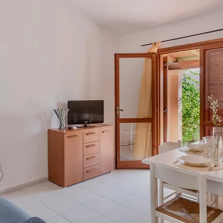 Aparthotel With Air Conditioning And Private Outdoor Area In The Center Of San Teodoro